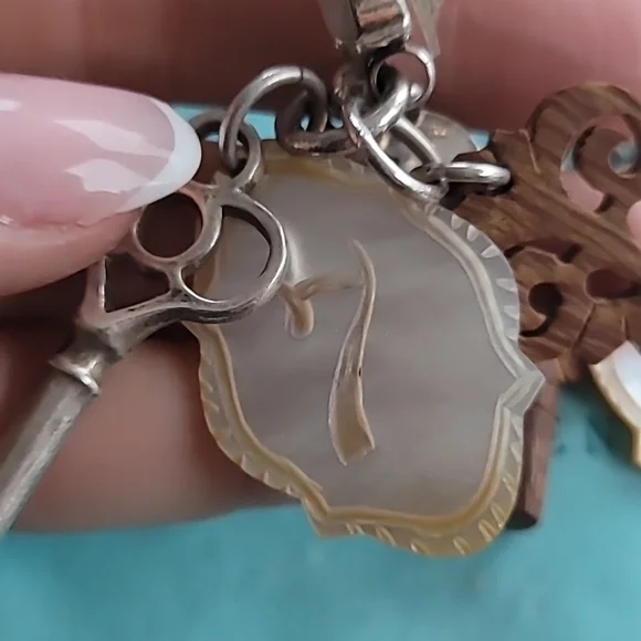 REMINISCENCE KEY EARINGS - Picture 4 of 4